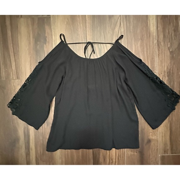 Umgee USA Black Cold Shoulder Bell Sleeve Lace Trim Blouse Size L - Picture 1 of 6